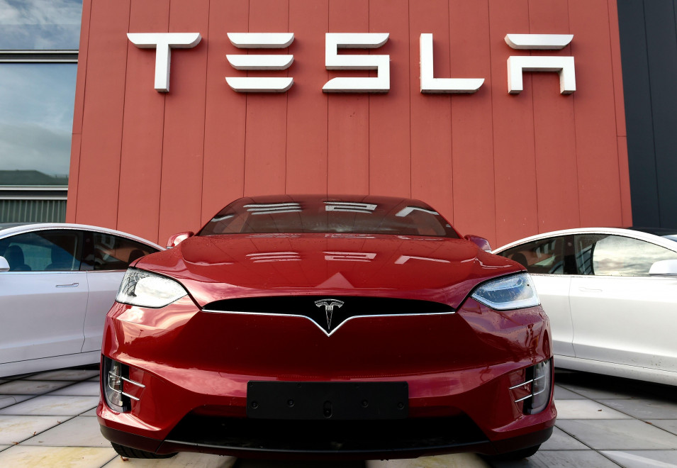 Tesla инвестирует до $12 млрд. в свои электрокары и солнечные панели