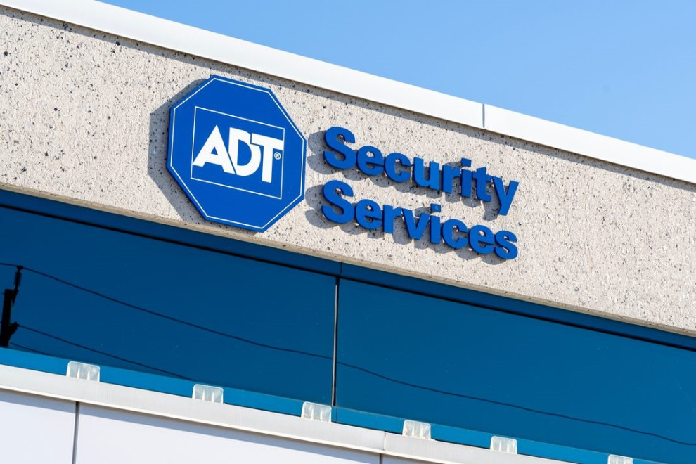 ADT, поддерживаемая Apollo, продает долю американскому страховщику за $1,2 млрд