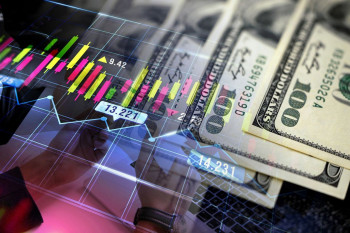 Инвесторы ставят против доллара: худшие настроения за десятилетие