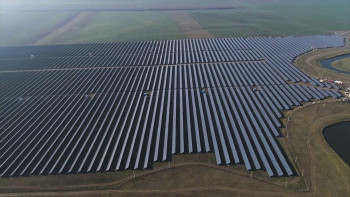 Земля с проектом солнечной электростанции 