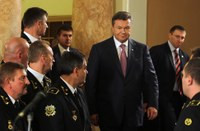 Янукович пообещал Донецку $1 млрд инвестиций и спел дуэтом с Повалий
