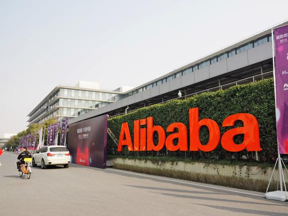 Alibaba предлагает $2,6 млрд. за китайского оператора торговых центров Intime Retail