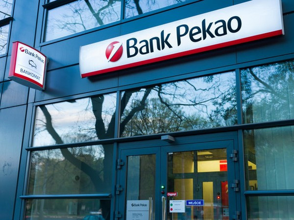 UniCredit продает 32,8% Bank Pekao польской PZU