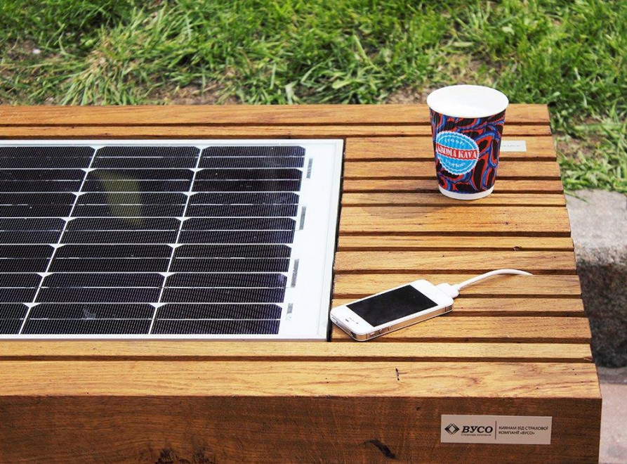 Страховая компания ВУСО установила первую лавочку на солнечной батарее на Крещатике