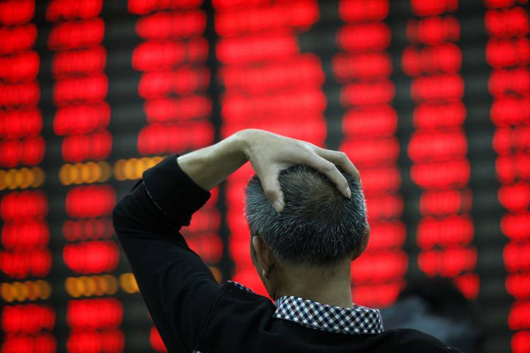 Паника на китайском фондовом рынке: торги остановлены после 7% падения индексов