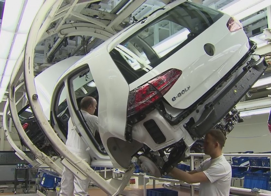 Volkswagen запустит 16 заводов по производству электрокаров