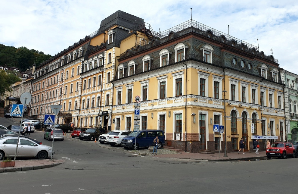Укрэксимбанк продал гостинично-офисный комплекс в Киеве за $12 млн 