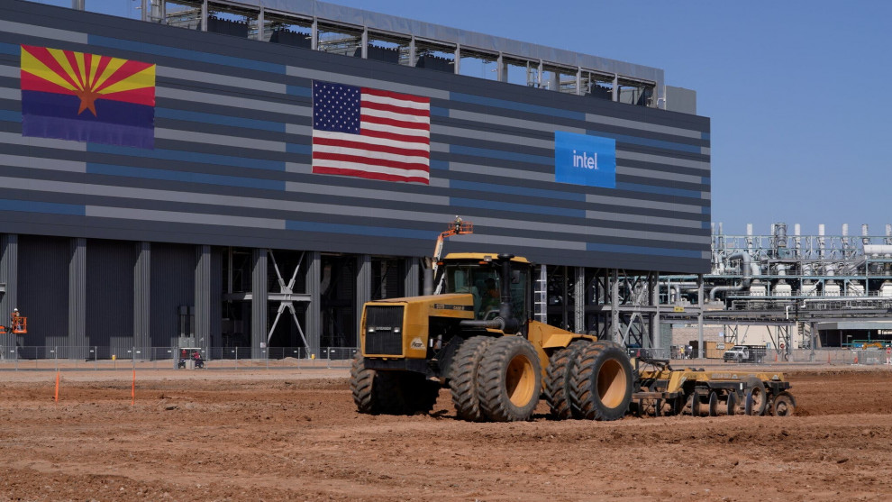 Intel инвестирует $20 млрд  в строительство двух новых заводов по производству чипов 