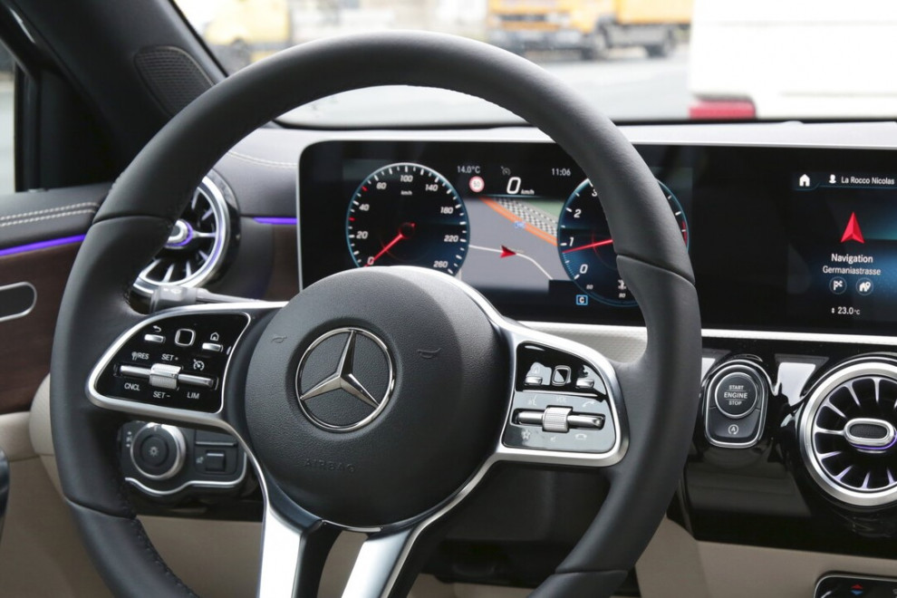 Mercedes-Benz инвестирует €200 млн в разработку собственного ПО