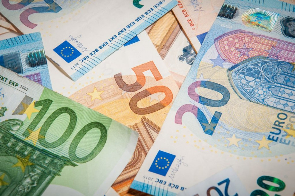 Инвесторы приобрели военных облигаций в евро на €143 млн