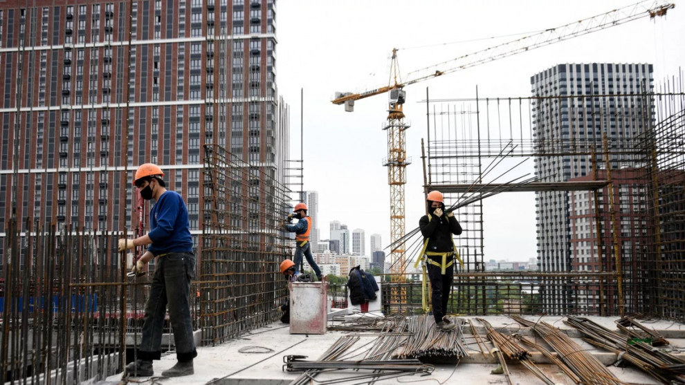 Инвестиции в жилье оживают: 400+ жилых комплексов возобновили строительные работы