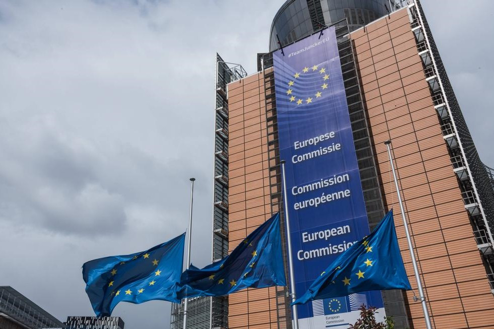 Єврокомісія вирішила випустити облігації на €80 млрд для підтримки України