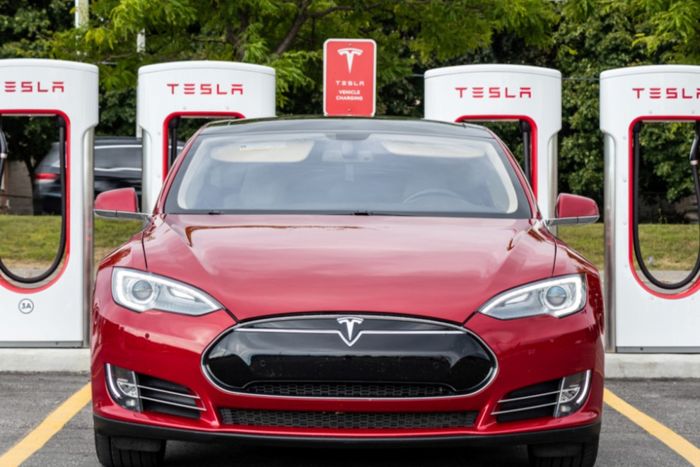 Акции Tesla к концу 2022 года подешевели до уровня августа 2020 года