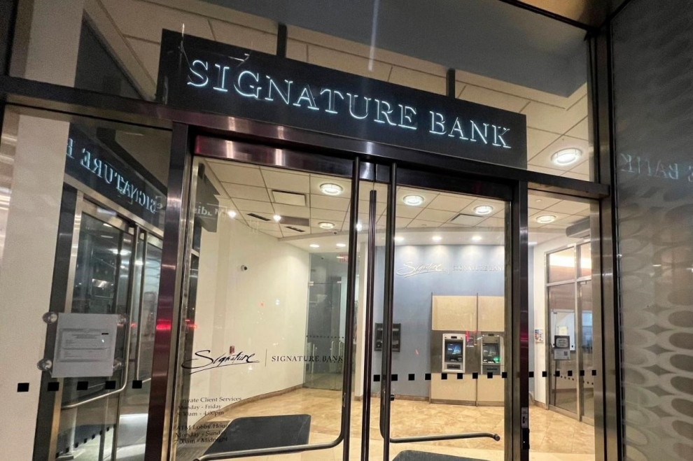 Підрозділ New York Community Bancorp купує активи Signature Bank