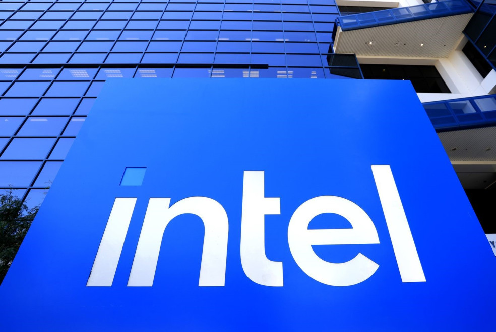 SoftBank делает неожиданную ставку в $2 млрд на возрождение AI-инноваций Intel