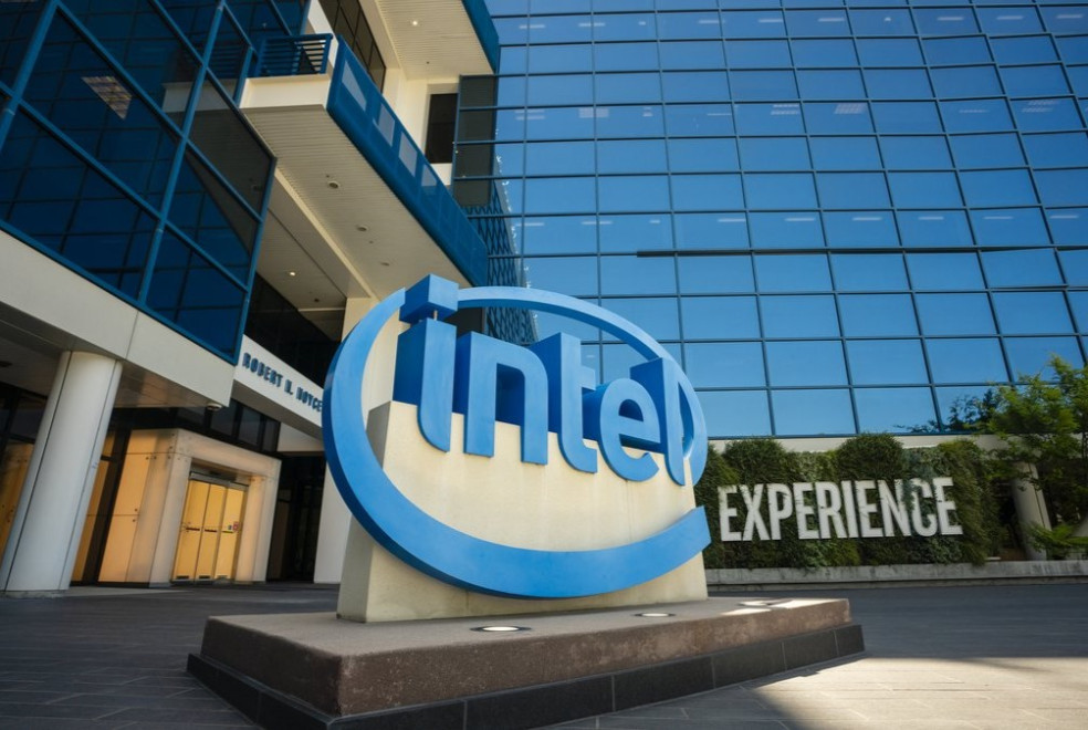 Рост Intel на $24 млрд поднимает оценку компании до уровня доткомов