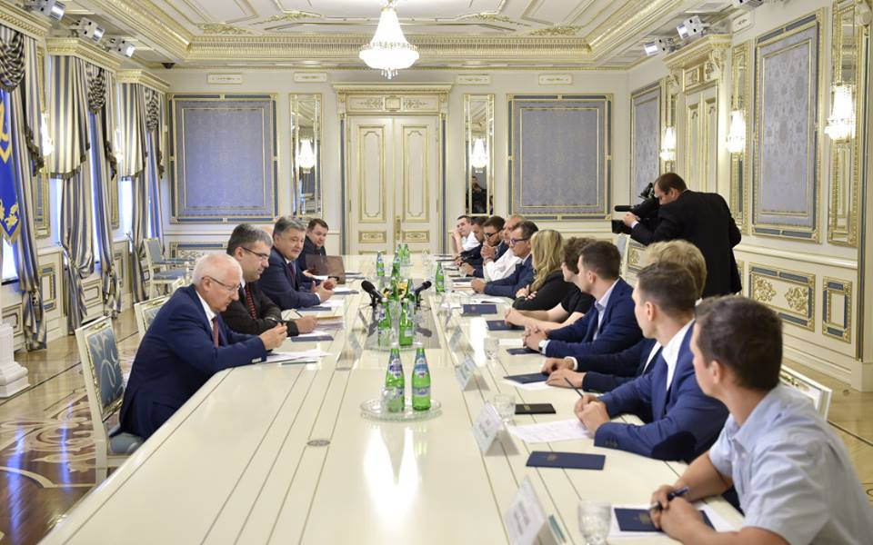 Poroshenko promises IT community better business climate  
