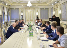 Poroshenko promises IT community better business climate  