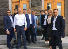 Poroshenko promises IT community better business climate  