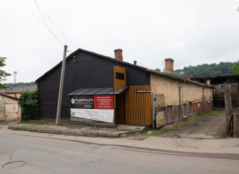 Продається група комерційних приміщень 4690 м2 у м. Чернівці біля залізничного вокзалу