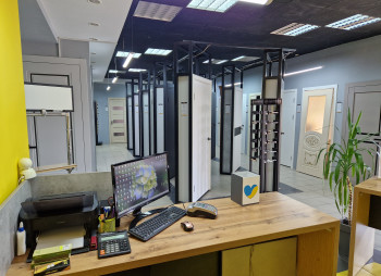 Продаж салону-магазину "ДВЕРІ+ВІКНА" у м. Чернігів