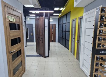 Продаж салону-магазину "ДВЕРІ+ВІКНА" у м. Чернігів