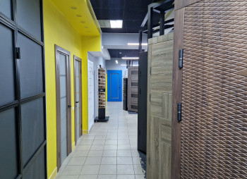 Продаж салону-магазину "ДВЕРІ+ВІКНА" у м. Чернігів