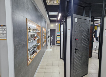 Продаж салону-магазину "ДВЕРІ+ВІКНА" у м. Чернігів