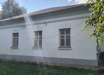 Продажа офисного здания 245 м² с дополнительным участком 0.45 га у трассы Н07 Киев–Сумы