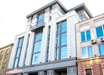 Продаж офісної будівлі 4 855 м2 з орендарями в Дніпрі