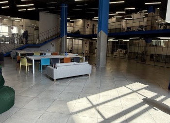 Продажа офисного здания 4 855 м² с арендаторами в Днепре