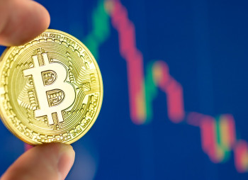 Курс биткойна рухнул до годового минимума: в чем причина?