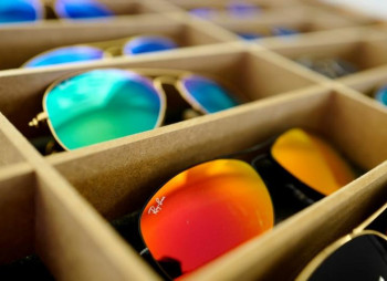 Производитель очков EssilorLuxottica покупает голландского продавца оптики за $8 млрд 