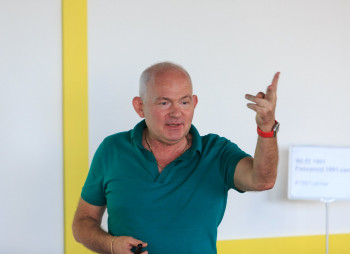 Как перестать просить инвестиции? – Вадим Роговский Startup School