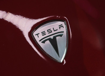 Илон Маск продал акции Tesla на $687 млн