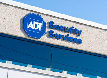 ADT, яка підтримується Apollo, продає частку американському страховику за $1,2 млрд