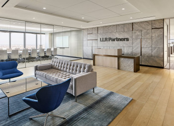 Petershill покупает миноритарный пакет акций инвесткомпании LLR Partners