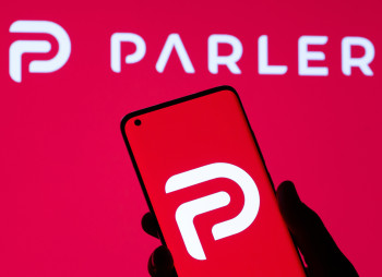 Конгломерат Starboard купує і тимчасово закриває соцмережу Parler