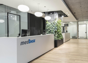 Онлайн-аптека Zur Rose продала швейцарский бизнес Medbase за $393 млн