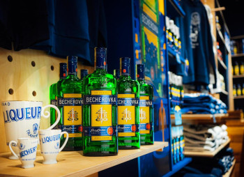 Pernod Ricard продает бренд чешской настойки Becherovka