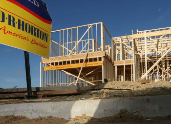 Berkshire Hathaway інвестує у найбільших девелоперів: компанія купила акції DR Horton на $700 млн