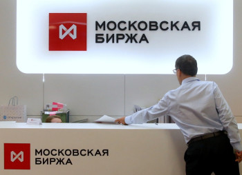 Инвесторы массово распродают российские акции после санкций против Московской биржи