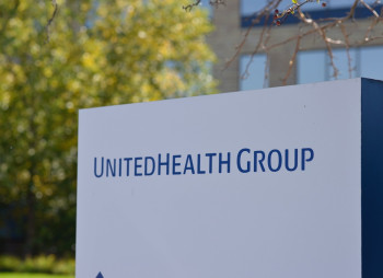 Акции UnitedHealth выросли на 14% после покупки Баффетом доли в компании за $1,5 млрд