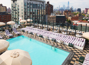 Soho House уходит с биржи в сделке на $2,7 млрд и Эштон Катчер войдет в ее совет директоров