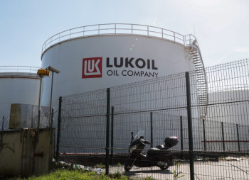 Казахская компания предлагает $1 млрд за единственный завод Лукойла в Болгарии