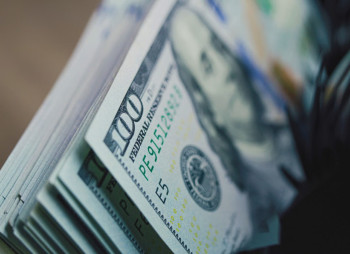 Инвесторы массово уходят в кэш: $8 трлн переведено в фонды денежного рынка на фоне военных рисков