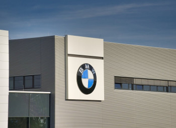 BMW вложит €2 млрд в заводы Германии на фоне сокращений у Volkswagen и Mercedes