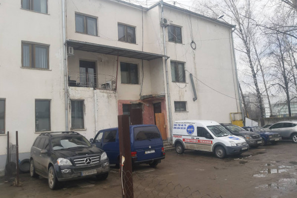 Отдельно стоящее здание коммерческого назначения 1000 кв.м. в Черновцах