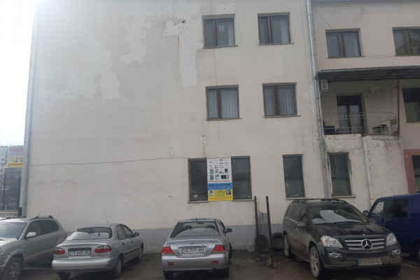 Отдельно стоящее здание коммерческого назначения 1000 кв.м. в Черновцах