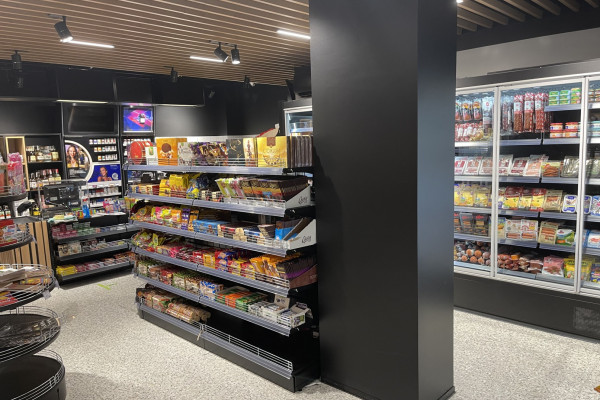 Продажа сети магазинов у дома с современным концептом